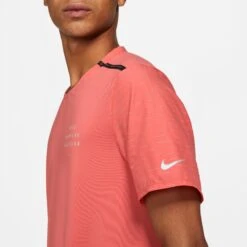 Nike | Men's Dri-Fit Run Division NV Rise 365 SS 14 Nike | Men's Dri-Fit Run Division NV Rise 365 SS -Deals Sportswear Store DD4851814 M nike dfrdnvrise365ss modelside