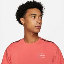 Nike | Men's Dri-Fit Run Division NV Rise 365 SS 13 Nike | Men's Dri-Fit Run Division NV Rise 365 SS -Deals Sportswear Store DD4851814 M nike dfrdnvrise365ss modelupper