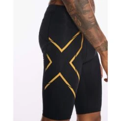 2XU | Men's Light Speed Compression Short 11 2XU | Men's Light Speed Compression Short -Deals Sportswear Store MA5331bBLKTUF M 2XU LightSpeedCompressionshort sideonbody