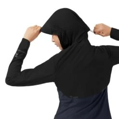 On | Women's Weather Jacket -Deals Sportswear Store W20400248 F onrunning weatherjacket hooddetail