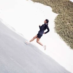 On | Women's Weather Jacket -Deals Sportswear Store W20400248 F onrunning weatherjacket modelrun